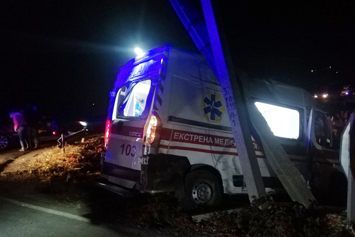 На Дніпропетровщині зіткнулися маршрутка і «швидка», шестеро постраждалих