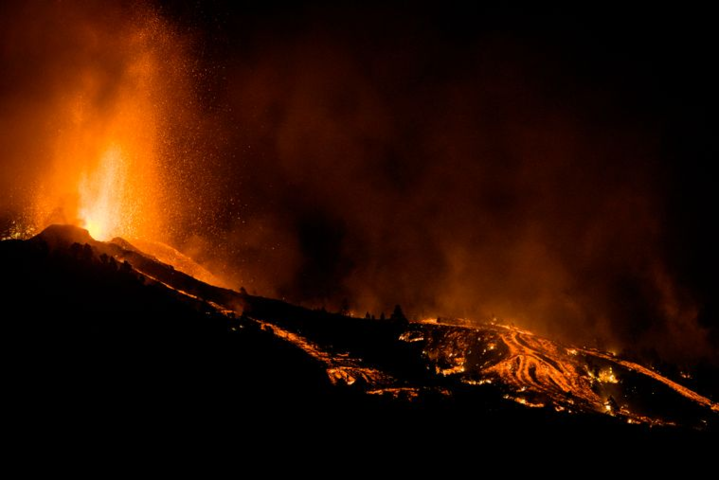 На Канарах отменили авиарейсы из-за извержения вулкана 