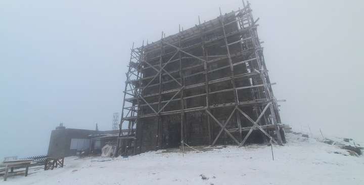 Справжня зима: гори у Карпатах замело снігом (фото)