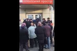 У Вінниці через борги за газ людям доводиться стояти у довжелезних чергах (відео)