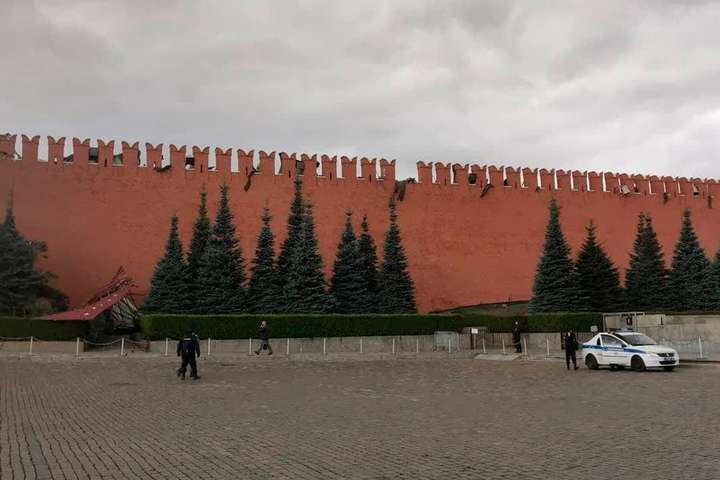 У столиці Росії вирує негода - Тривожний знак для Путіна. Обвалилася кремлівська стіна (відео)