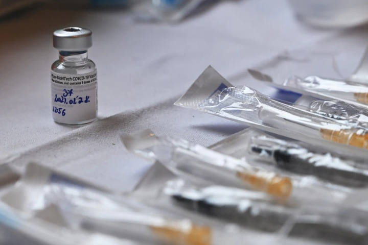 Бустерна доза вакцини Pfizer на 95% захищає від коронавірусу, – дослідження