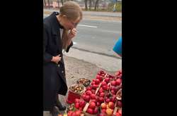 Тимошенко скупилася в бабусь на трасі (відео)