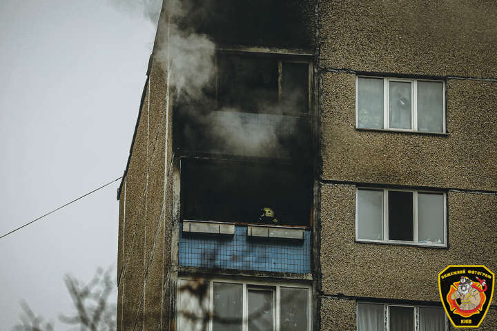 У Києві горіла багатоповерхівка: вогонь охопив два поверхи (фото, відео)