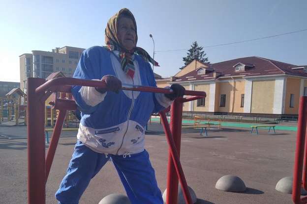 82-річна українка щодня тренується на місцевому спортмайданчику (фото, відео)