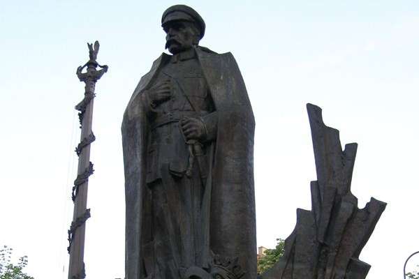 Українське посольство засудило осквернення пам’ятника Пілсуцькому у Кракові 