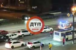 У Києві авто збило поліцейського, який документував аварію (відео)