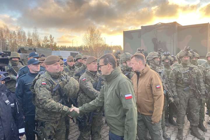 Прем'єр та міністр оборони Польщі приїхали на кордон з Білоруссю