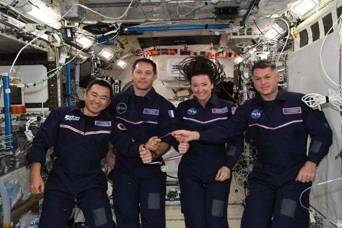 Полгода в космосе: корабль SpaceX вернул на Землю четырех астронавтов 