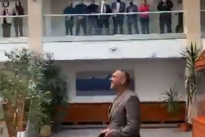 Укрэксимбанк аплодисментами встретил чиновника, который заламывал руки оператору (видео)