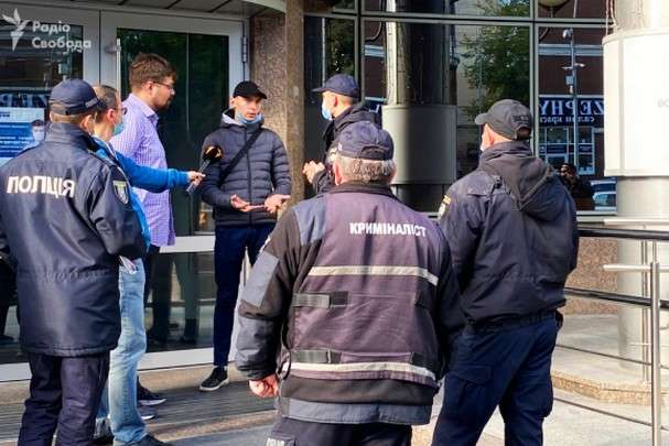 Укрэксимбанк объяснил, почему восстановил в должности нападающих на журналистов 