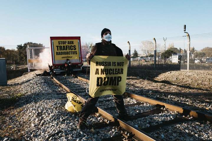 Активисты Greenpeace перекрыли железную дорогу во Франции из-за отправки урана в Россию 