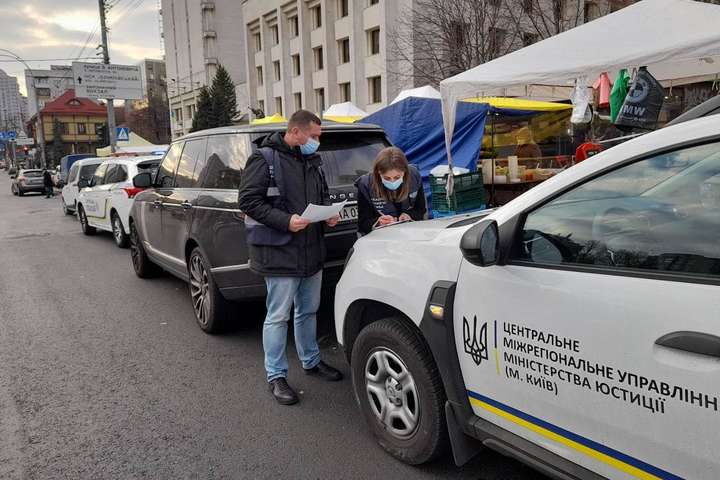 Влада почала полювання на водіїв-боржників. У Києві конфісковують автомобілі