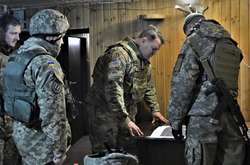 Делегація США у військовій формі відвідала передові позиції на Донбасі (фото)