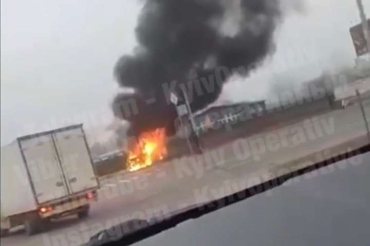 Невідомі спалили «євробляху», залишену біля дороги в Києві пів року тому (відео)