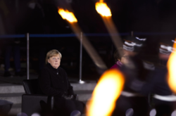 Із смолоскипами та під панк-рок: Меркель попрощалася з посадою канцлерки Німеччини (відео)