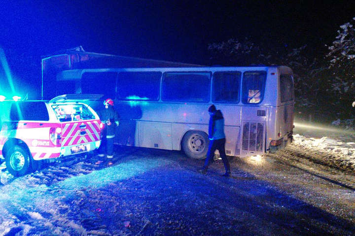 На Львівщині автобус із 20 пасажирами влетів у вантажівку, є травмовані (фото)