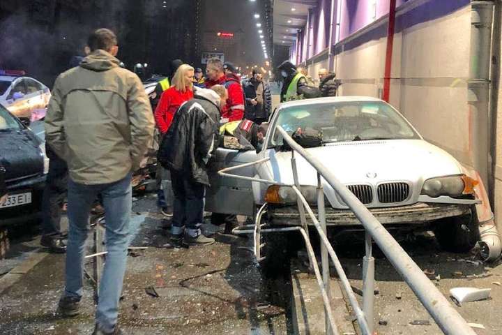 На Оболоні BMW зніс припарковані авто і врізався в будівлю ТРЦ (фото, відео)