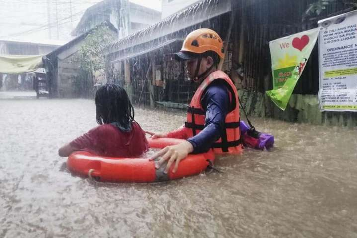 К Филиппинам приближается мощный тайфун: десятки тысяч эвакуированных (видео)