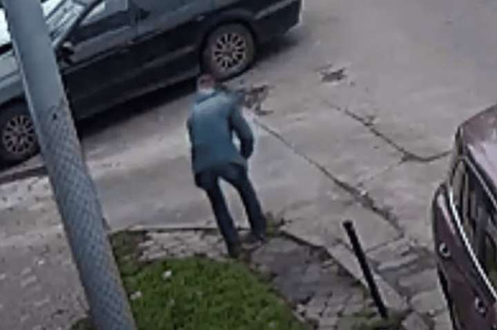 В Одесі чоловік влаштував танці з тротуарним стовпом (відео) 