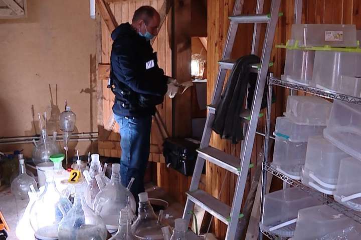 Наркотики носили відрами. У Києві зловили крупних наркоділків (відео)