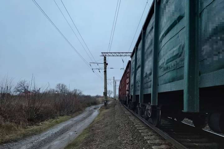 На Одещині поїзд насмерть збив підлітка, який сидів на коліях