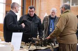 Секретар РНБО показав зброю для зустрічі «зелених чоловічків» (фото)