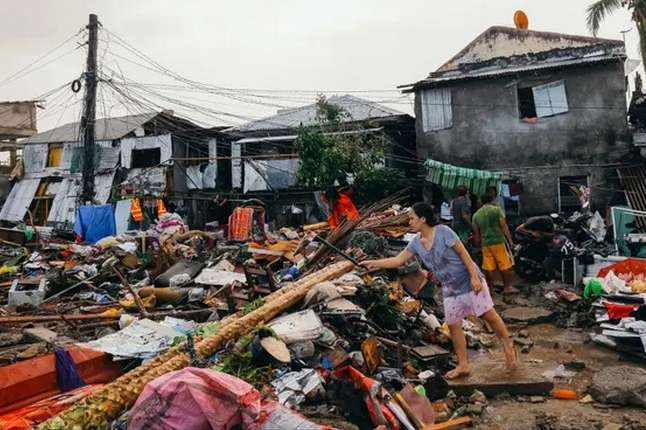 Філіппіни потерпають від супертайфуну: кількість жертв наближається до 400 (відео)