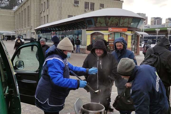 За один морозний день у Києві допомога знадобилася понад сотні безхатченків