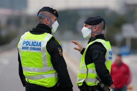 Іспанці знову будуть носити маски на вулицях через штам «Омікрон»