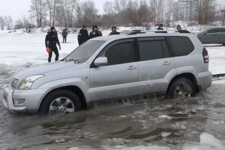 В Черкассах спасатели вытаскивали авто из Днепра (видео)