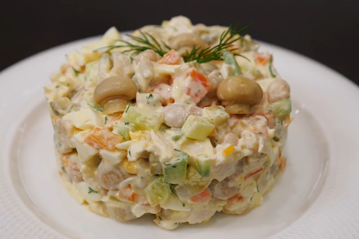 Серьезный конкурент «Оливье»: как приготовить легкий и быстрый салат «Марфа»