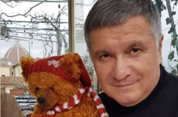 Аваков устроил фотосессию с мягкой игрушкой в Италии