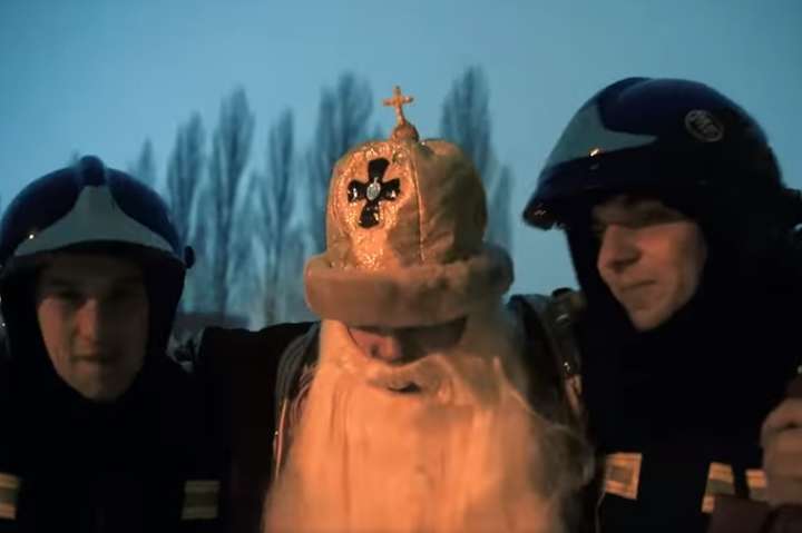 Столичные спасатели оригинально поздравили киевлян с праздниками (видео)