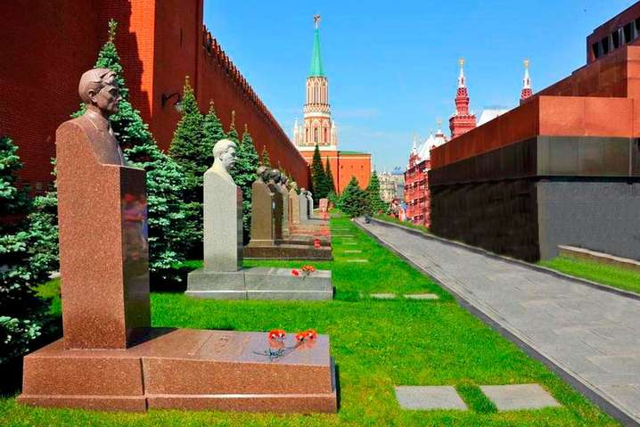 Танцы на кладбище. Российские власти признали: на Красной площади творится бессмыслица
