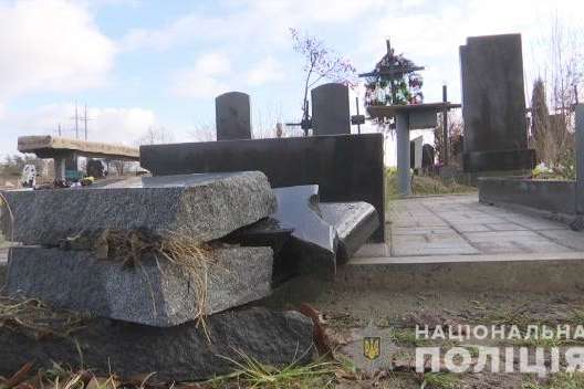 19-річний мешканець Житомирщини влаштував розгром на кладовищі (відео)