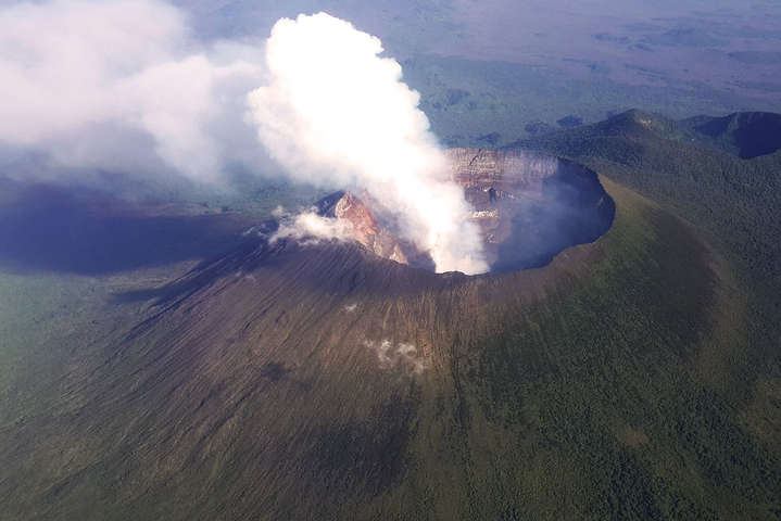 В Конго проснулся один из самых активных вулканов мира (фото) 