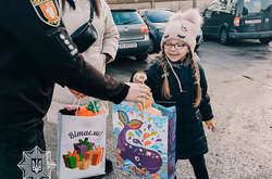 У Луцьку дівчинка передала патрульним іграшки для загублених дітей