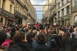 У Франції на протести проти паспортів вакцинації вийшло понад 100 тис. людей (фото, відео)
