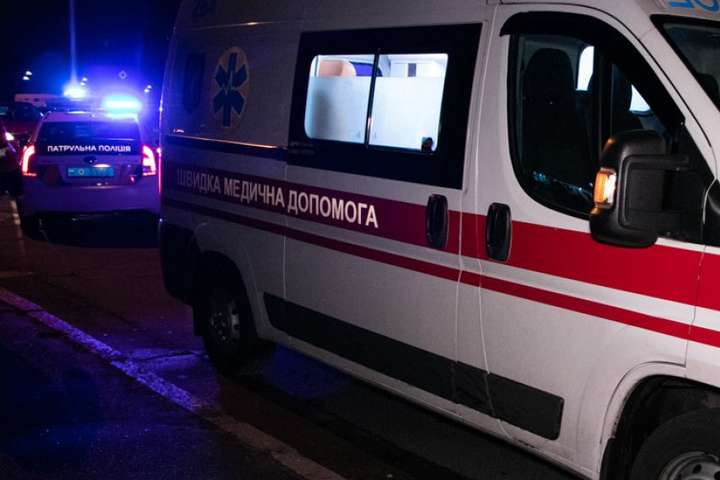Таксі на швидкості збило людину на переході в Києві