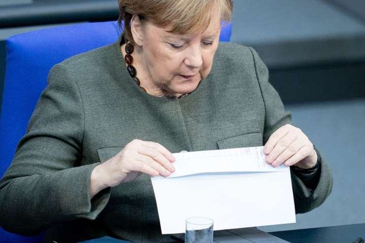 Меркель получила письмо с предложением работы 
