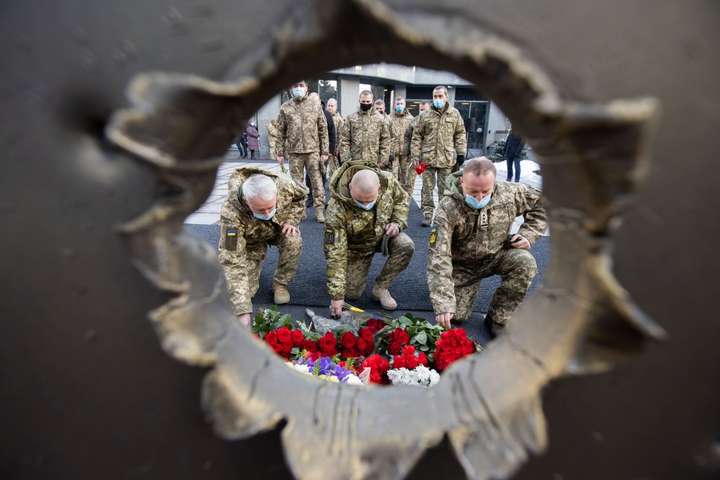 Керівники держави та військові вшанували пам’ять «кіборгів» (фото)