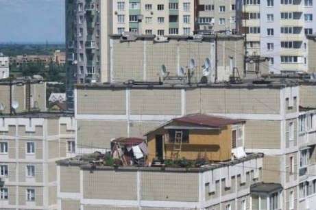 На даху столичної багатоповерхівки пенсіонер збудував дачу (фото)
