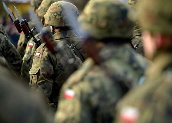 Польща не планує направляти військових до України