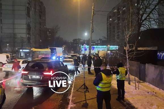 У Києві невідомі обстріляли позашляховик (фото, відео)