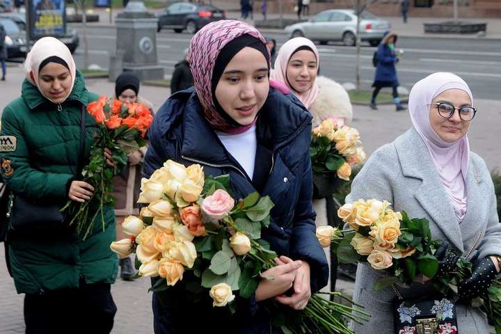 Мусульманки до дня хіджабу даруватимуть троянди на Хрещатику 