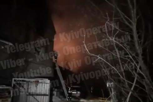 Вночі у столиці вщент згоріла СТО (відео)
