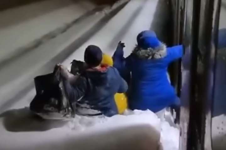 Сніг по шию: у Росії пасажирам електрички довелося стрибати у кучугури (відео)