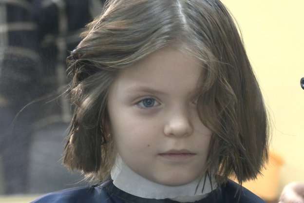 У Черкасах семирічна дівчинка віддала волосся на перуку для онкохворої дитини (фото, відео)