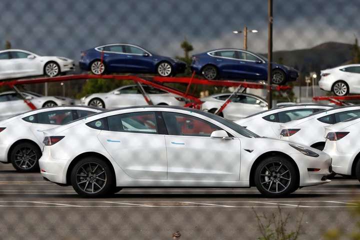 Tesla відкликає рекордну кількість електромобілів. Названо причину
